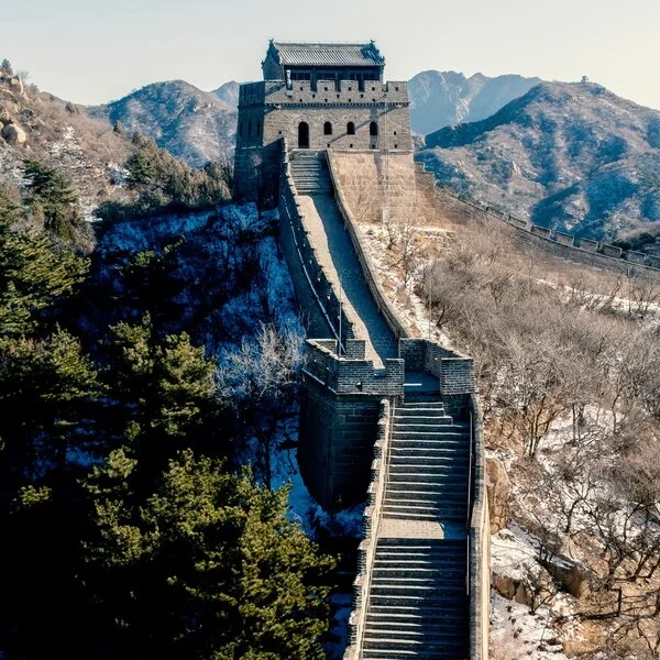 Muralla China serpenteando entre montañas.