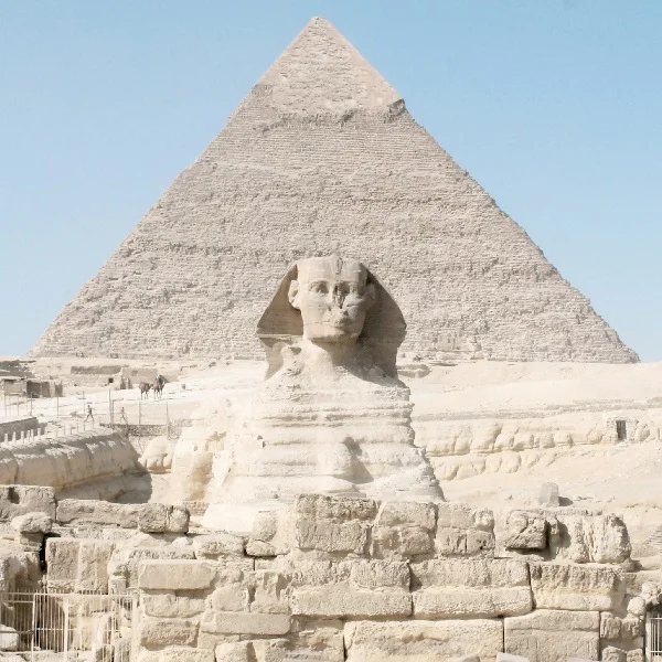 Pirámides de Egipto bajo un cielo despejado.