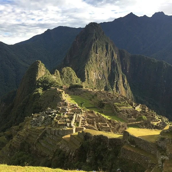 Vista de Machu Picchu en Perú desde una perspectiva aérea.