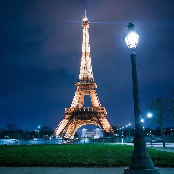 Torre Eiffel iluminada al anochecer en París.