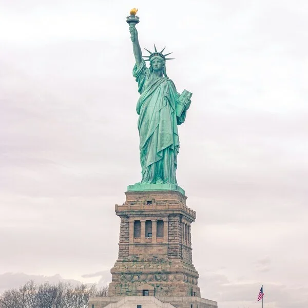 Estatua de la Libertad en Nueva York con fondo de cielo azul.